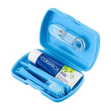 Curaprox Kids TravelSet Utazó készlet (fogkefe, fogközkefe, fogkrém, matrica) - Image 2